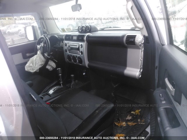 JTEBU11F58K025767 - 2008 TOYOTA FJ CRUISER SILVER photo 5