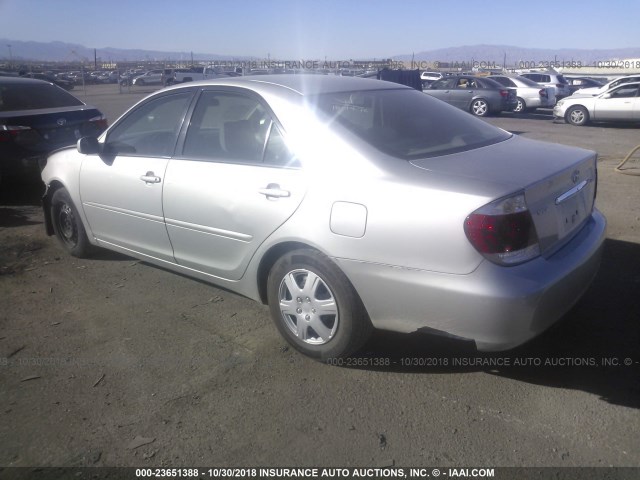 4T1BE32K65U567769 - 2005 TOYOTA CAMRY LE/XLE/SE SILVER photo 3