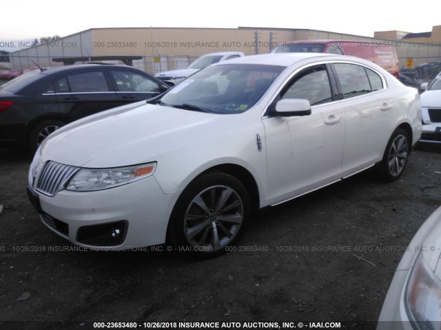 1LNHM93R59G612796 - 2009 LINCOLN MKS WHITE photo 2