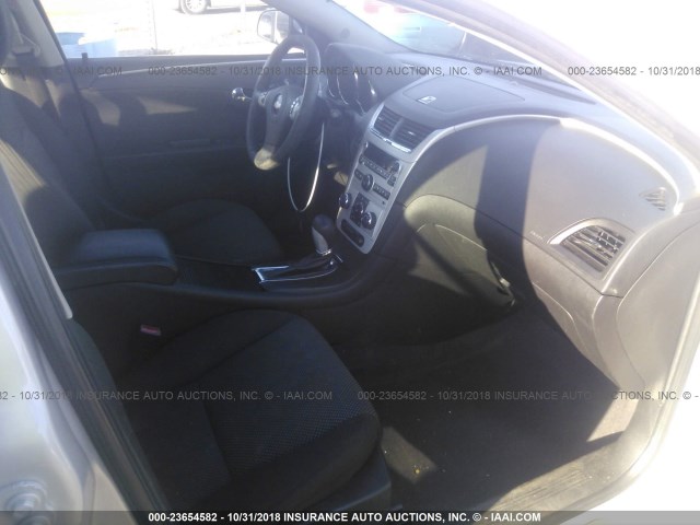 1G1ZC5E08AF198869 - 2010 CHEVROLET MALIBU 1LT ვერცხლისფერი ფოტო 5
