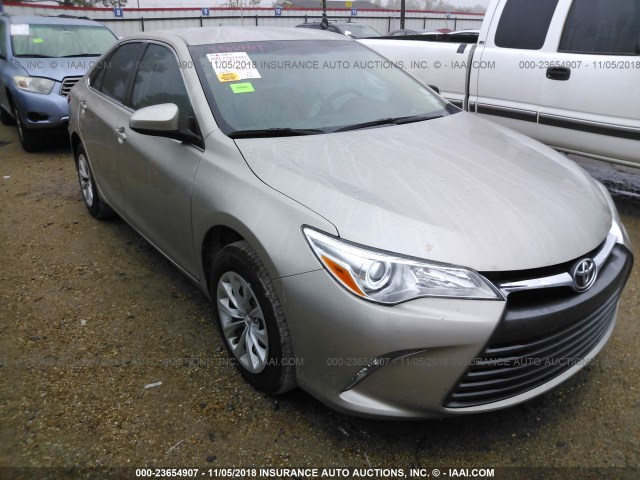 4T4BF1FK5GR568481 - 2016 TOYOTA CAMRY LE/XLE/SE/XSE SILVER photo 1