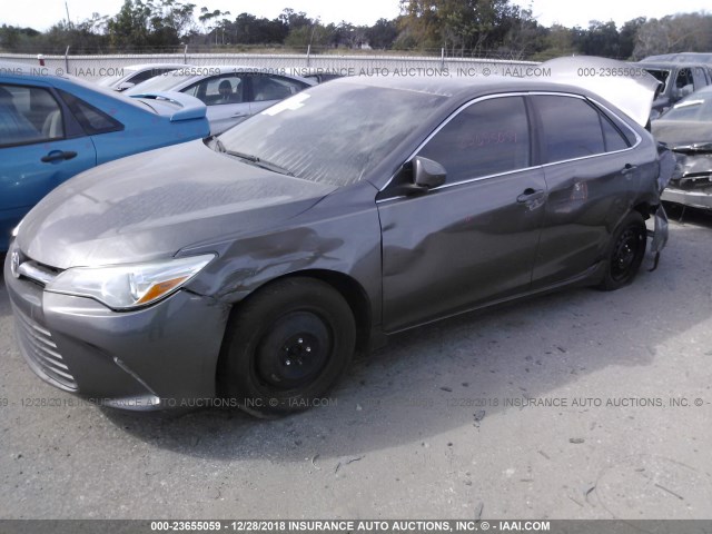 4T4BF1FK9FR463926 - 2015 TOYOTA CAMRY LE/XLE/SE/XSE GRAY photo 2