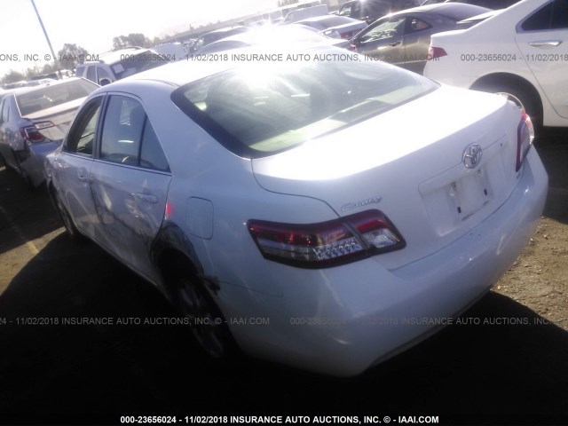 4T1BF3EK6BU774375 - 2011 TOYOTA CAMRY SE/LE/XLE WHITE photo 3