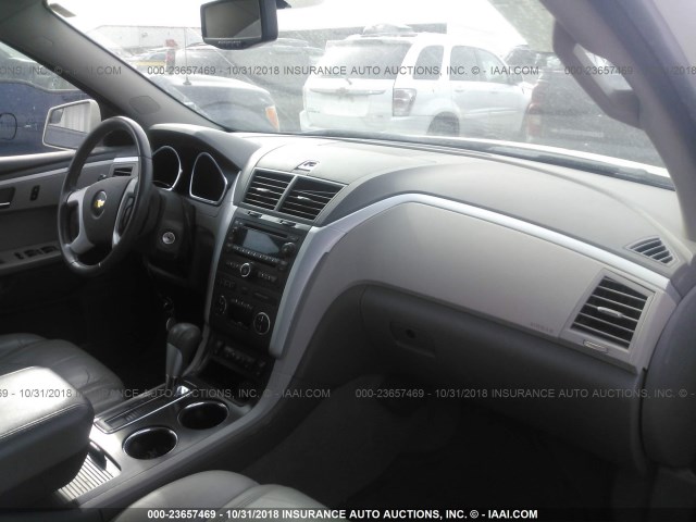 1GNKVJED3BJ371881 - 2011 CHEVROLET TRAVERSE LT WHITE photo 5