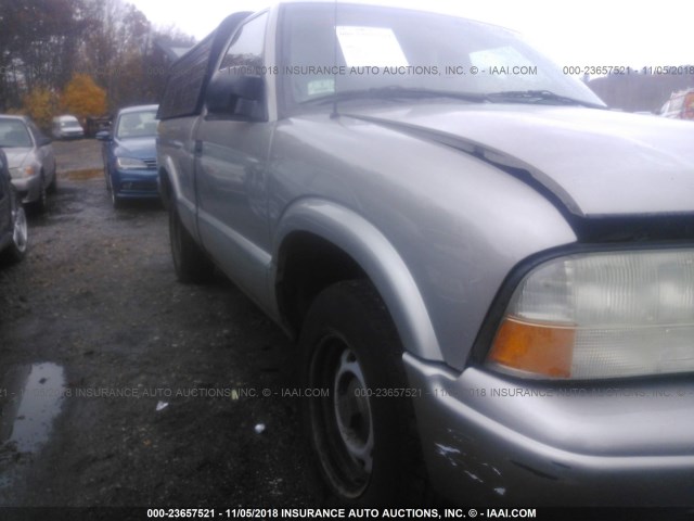 1GTCS145728138335 - 2002 GMC SONOMA GRAY photo 6