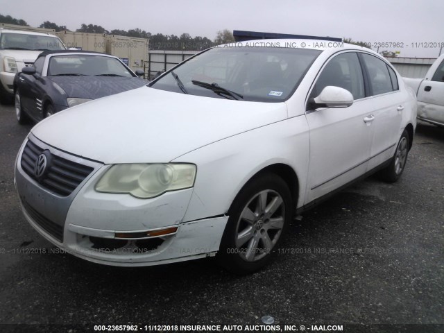 WVWJK73C58P032748 - 2008 VOLKSWAGEN PASSAT TURBO WHITE photo 2