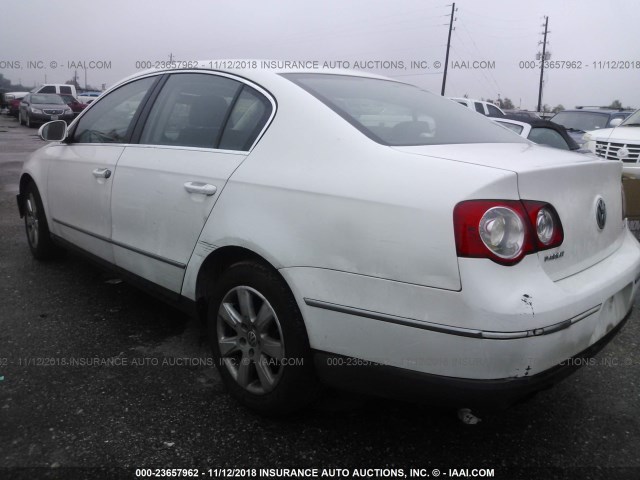 WVWJK73C58P032748 - 2008 VOLKSWAGEN PASSAT TURBO WHITE photo 3