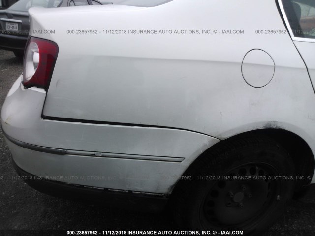 WVWJK73C58P032748 - 2008 VOLKSWAGEN PASSAT TURBO WHITE photo 6