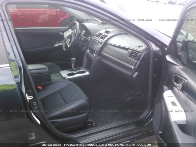 4T1BF1FK5EU303955 - 2014 TOYOTA CAMRY L/SE/LE/XLE Qara foto 5