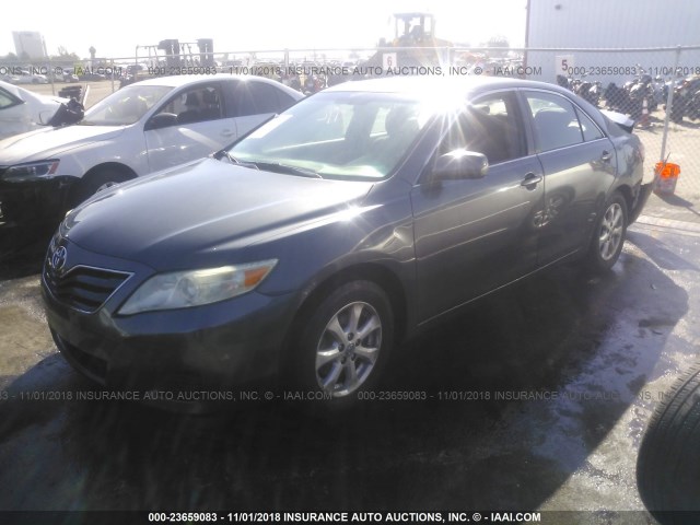 4T1BF3EK6BU147174 - 2011 TOYOTA CAMRY SE/LE/XLE ნაცრისფერი ფოტო 2
