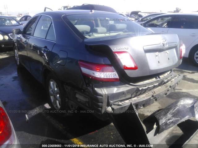 4T1BF3EK6BU147174 - 2011 TOYOTA CAMRY SE/LE/XLE ნაცრისფერი ფოტო 3