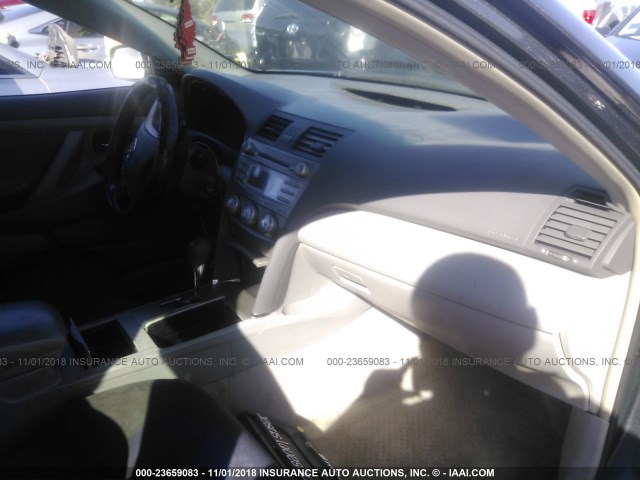4T1BF3EK6BU147174 - 2011 TOYOTA CAMRY SE/LE/XLE ნაცრისფერი ფოტო 5