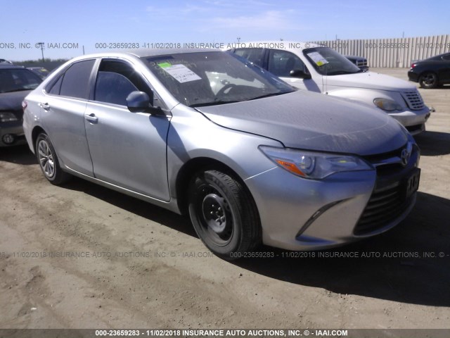 4T1BF1FK5HU721131 - 2017 TOYOTA CAMRY LE/XLE/SE/XSE SILVER photo 1