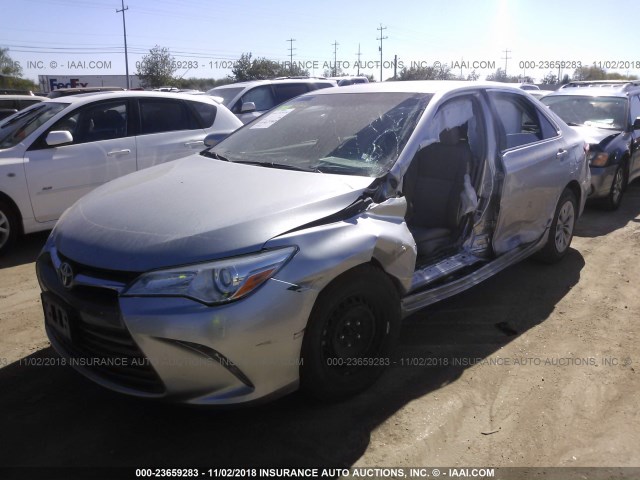 4T1BF1FK5HU721131 - 2017 TOYOTA CAMRY LE/XLE/SE/XSE SILVER photo 2