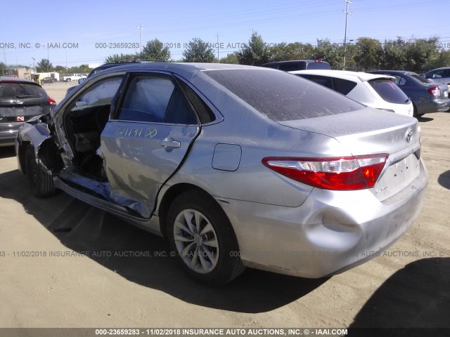 4T1BF1FK5HU721131 - 2017 TOYOTA CAMRY LE/XLE/SE/XSE SILVER photo 3