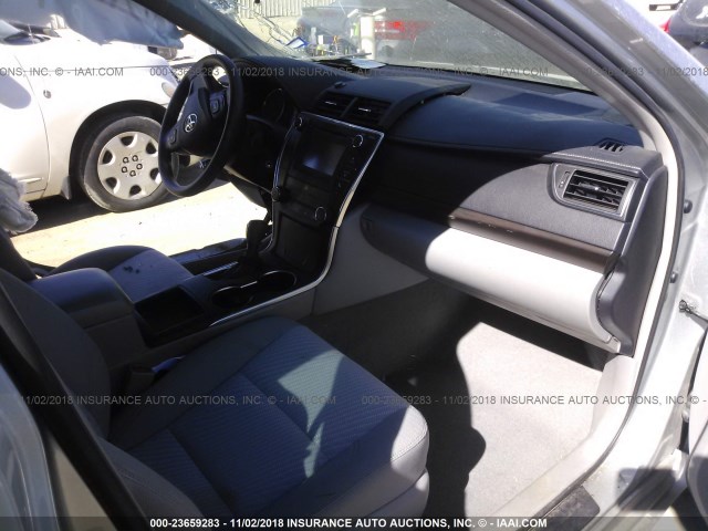 4T1BF1FK5HU721131 - 2017 TOYOTA CAMRY LE/XLE/SE/XSE SILVER photo 5