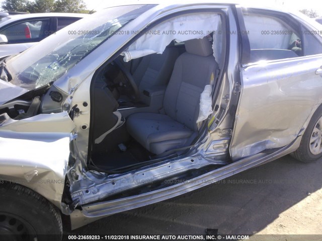 4T1BF1FK5HU721131 - 2017 TOYOTA CAMRY LE/XLE/SE/XSE SILVER photo 6