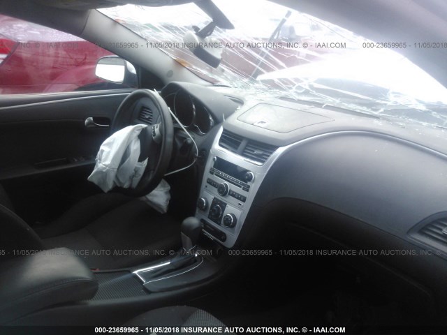 1G1ZC5E06CF289738 - 2012 CHEVROLET MALIBU 1LT SILVER photo 5