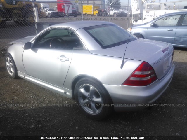 WDBKK65F52F255275 - 2002 MERCEDES-BENZ SLK 320 GRAY photo 3