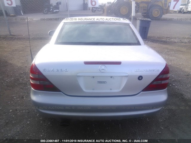 WDBKK65F52F255275 - 2002 MERCEDES-BENZ SLK 320 GRAY photo 8