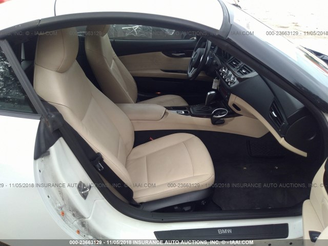 WBALM5C52BE379995 - 2011 BMW Z4 SDRIVE30I WHITE photo 5