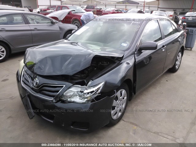 4T1BF3EK4BU123309 - 2011 TOYOTA CAMRY SE/LE/XLE GRAY photo 2