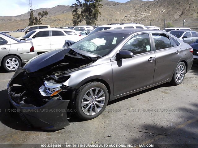 4T1BF1FK8FU950125 - 2015 TOYOTA CAMRY LE/XLE/SE/XSE GRAY photo 2