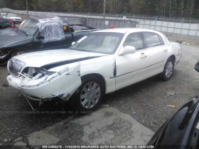 1LNHM82W65Y646347 - 2005 LINCOLN TOWN CAR SIGNATURE LIMITED WHITE photo 2