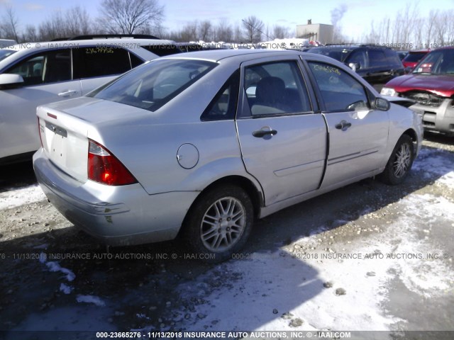 1FAFP34N37W328233 - 2007 FORD FOCUS ZX4/S/SE/SES 银色 照片 4