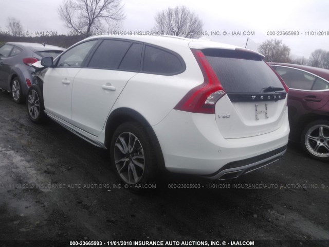 YV440MWK0J2057268 - 2018 VOLVO V60 CROSS COUNTRY PREMIER WHITE photo 3