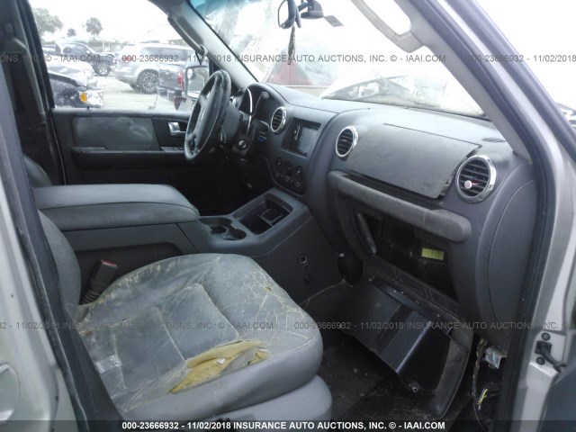 1FMRU15W73LA80913 - 2003 FORD EXPEDITION XLT SILVER photo 5