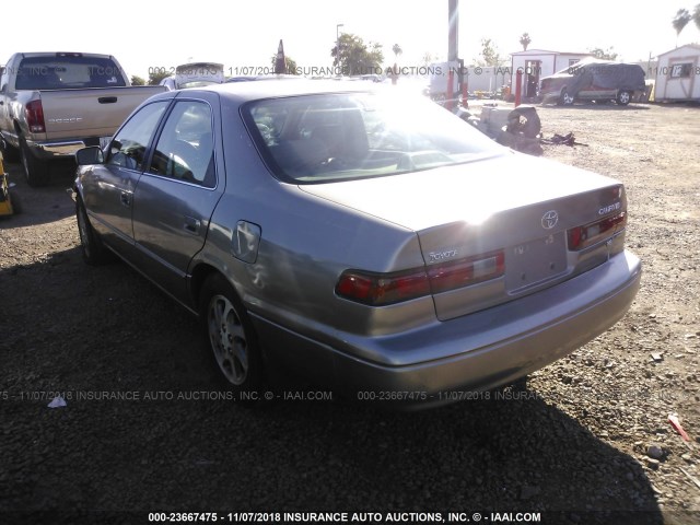 4T1BF28K5WU045229 - 1998 TOYOTA CAMRY CE/LE/XLE GRAY photo 3