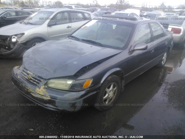 4T1BG22K1WU242551 - 1998 TOYOTA CAMRY CE/LE/XLE GRAY photo 2