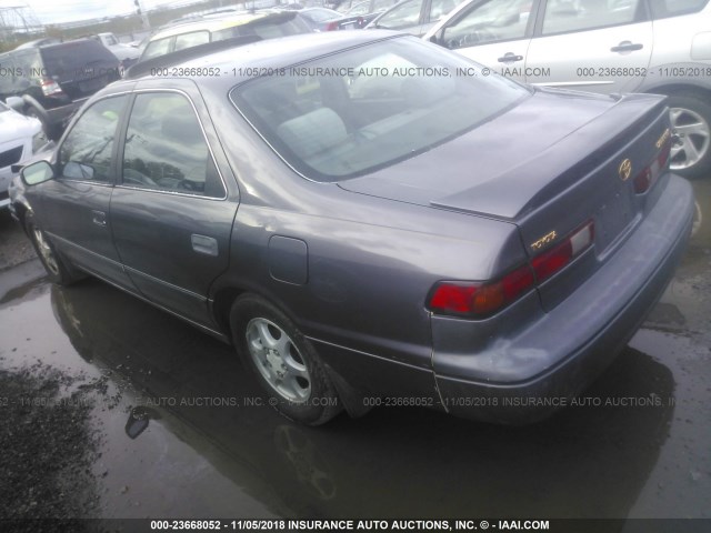 4T1BG22K1WU242551 - 1998 TOYOTA CAMRY CE/LE/XLE GRAY photo 3