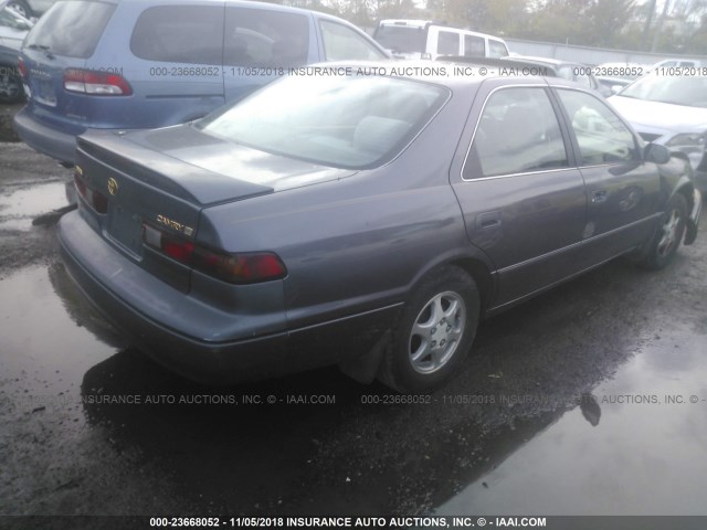 4T1BG22K1WU242551 - 1998 TOYOTA CAMRY CE/LE/XLE GRAY photo 4