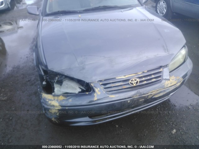 4T1BG22K1WU242551 - 1998 TOYOTA CAMRY CE/LE/XLE GRAY photo 6