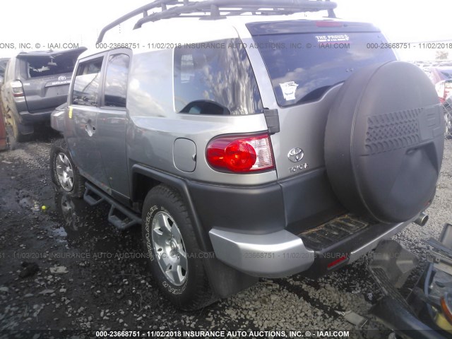 JTEZU4BF7AK009039 - 2010 TOYOTA FJ CRUISER SILVER photo 3