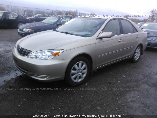4T1BE30KX2U111420 - 2002 TOYOTA CAMRY LE/XLE/SE GOLD photo 2