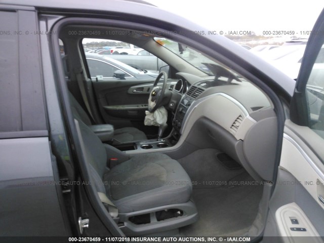 1GNKREED0BJ165364 - 2011 CHEVROLET TRAVERSE LS GRAY photo 5