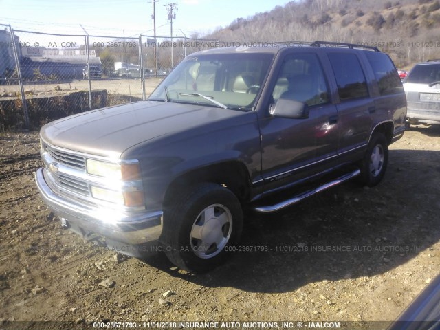 1GNEK13R1WJ344429 - 1998 CHEVROLET TAHOE K1500 BROWN photo 2