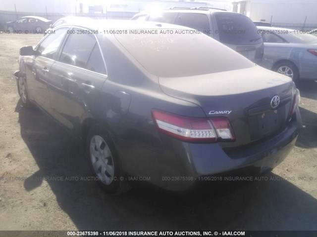 4T1BF3EK6BU210693 - 2011 TOYOTA CAMRY SE/LE/XLE GRAY photo 3