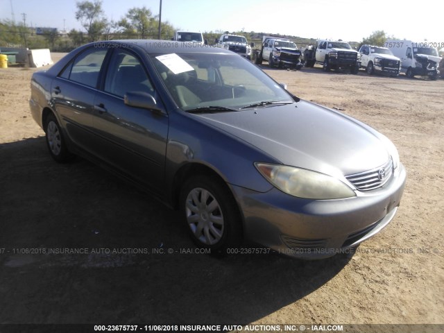 4T1BE32K35U630357 - 2005 TOYOTA CAMRY LE/XLE/SE GRAY photo 1
