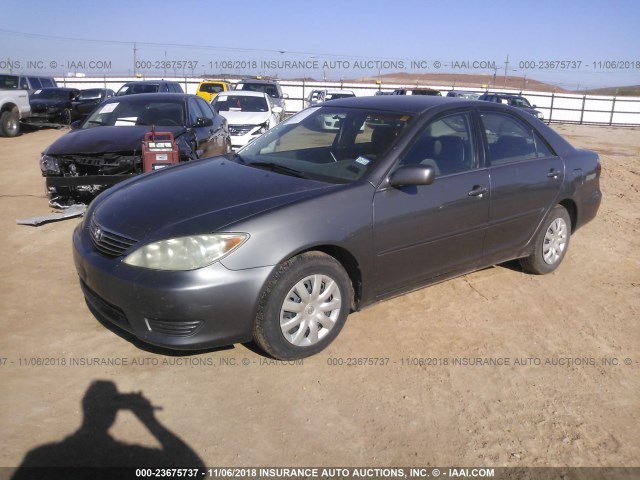 4T1BE32K35U630357 - 2005 TOYOTA CAMRY LE/XLE/SE GRAY photo 2