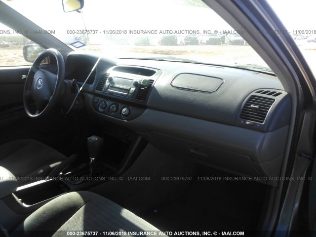 4T1BE32K35U630357 - 2005 TOYOTA CAMRY LE/XLE/SE GRAY photo 5