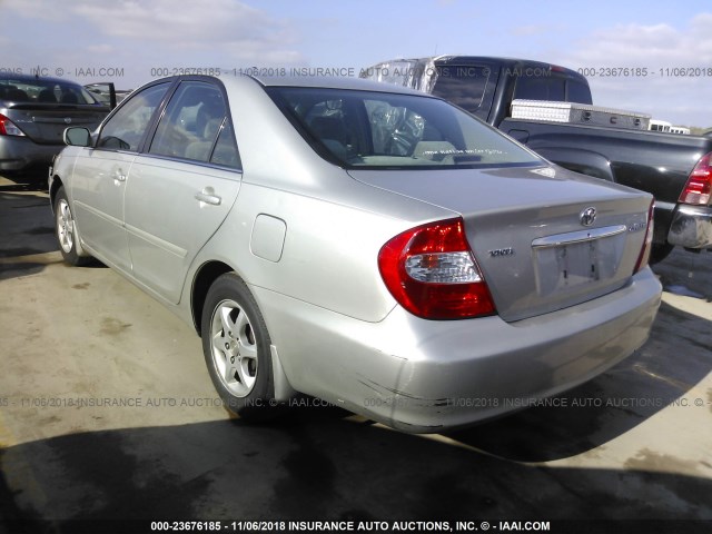 4T1BE32K83U241534 - 2003 TOYOTA CAMRY LE/XLE/SE SILVER photo 3