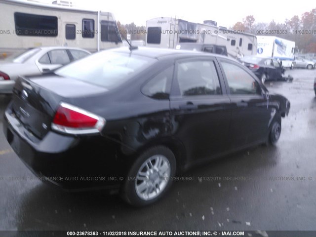 1FAHP35N98W172935 - 2008 FORD FOCUS SE/SEL/SES BLACK photo 4