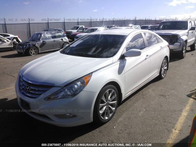 5NPEC4AB6DH534102 - 2013 HYUNDAI SONATA SE/LIMITED WHITE photo 2