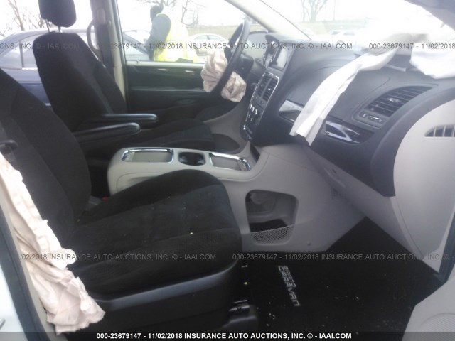 2C4RDGCG3GR328185 - 2016 DODGE GRAND CARAVAN SXT WHITE photo 5