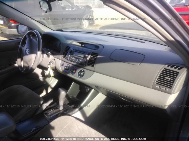 JTDBE32K240260416 - 2004 TOYOTA CAMRY LE/XLE 灰色 照片 5