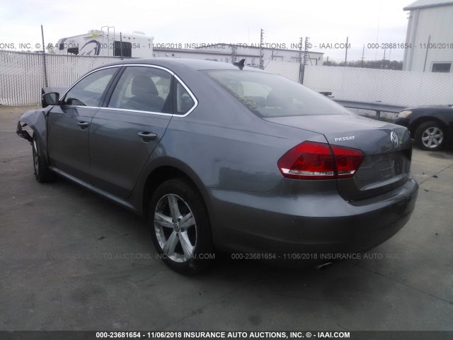 1VWBH7A33DC061881 - 2013 VOLKSWAGEN PASSAT SE GRAY photo 3